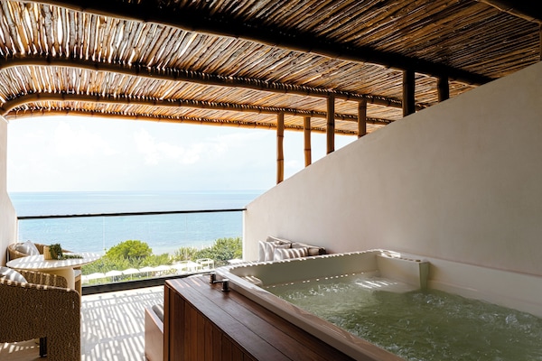 Suite, Oceanfront (F&F) | Pemandangan dari bilik