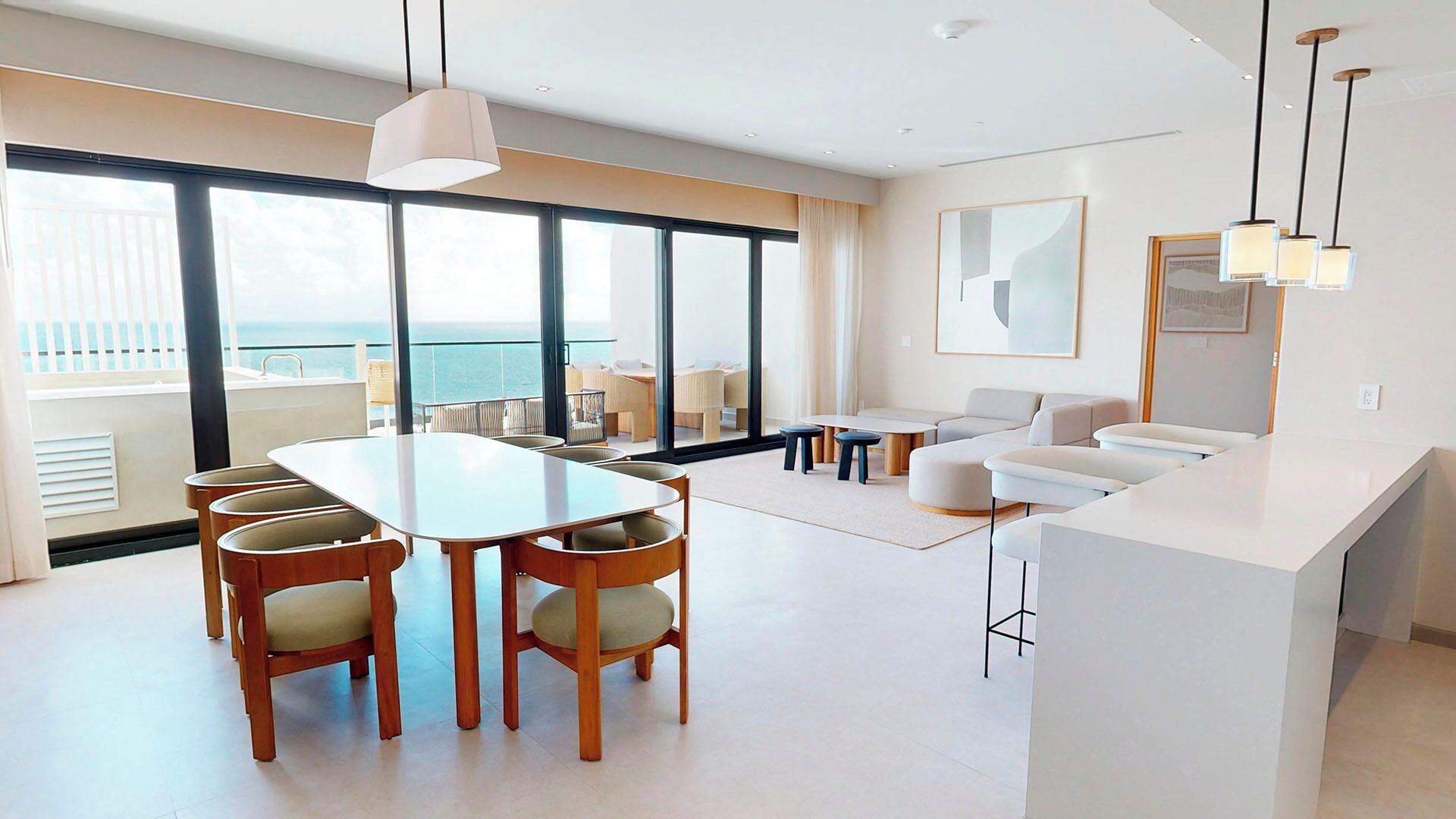 Een 65-inch ledtelevisie met kabelzenders en een tabletcomputer