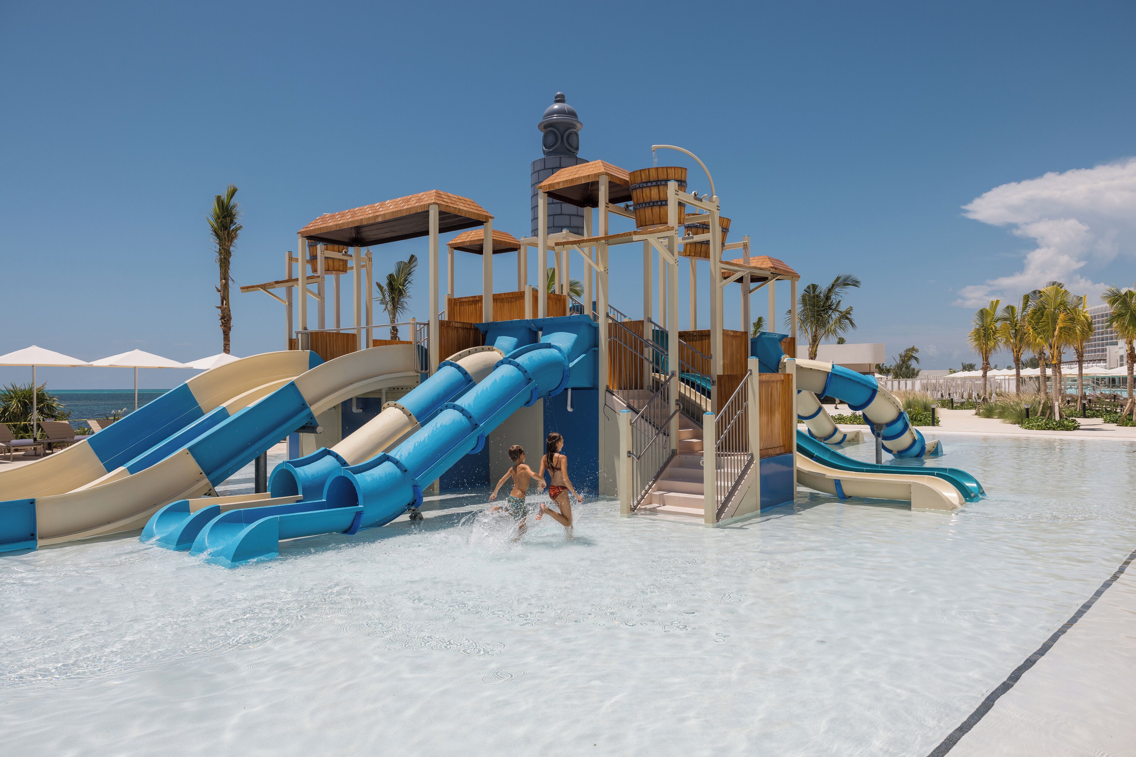 6 buitenzwembaden en parasols bij het zwembad