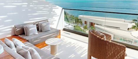 Suite, Oceanfront (F&F) | Free minibar, in-room safe, desk, blackout curtains