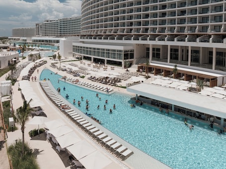 Minibar con artículos gratuitos y caja de seguridad en la habitación