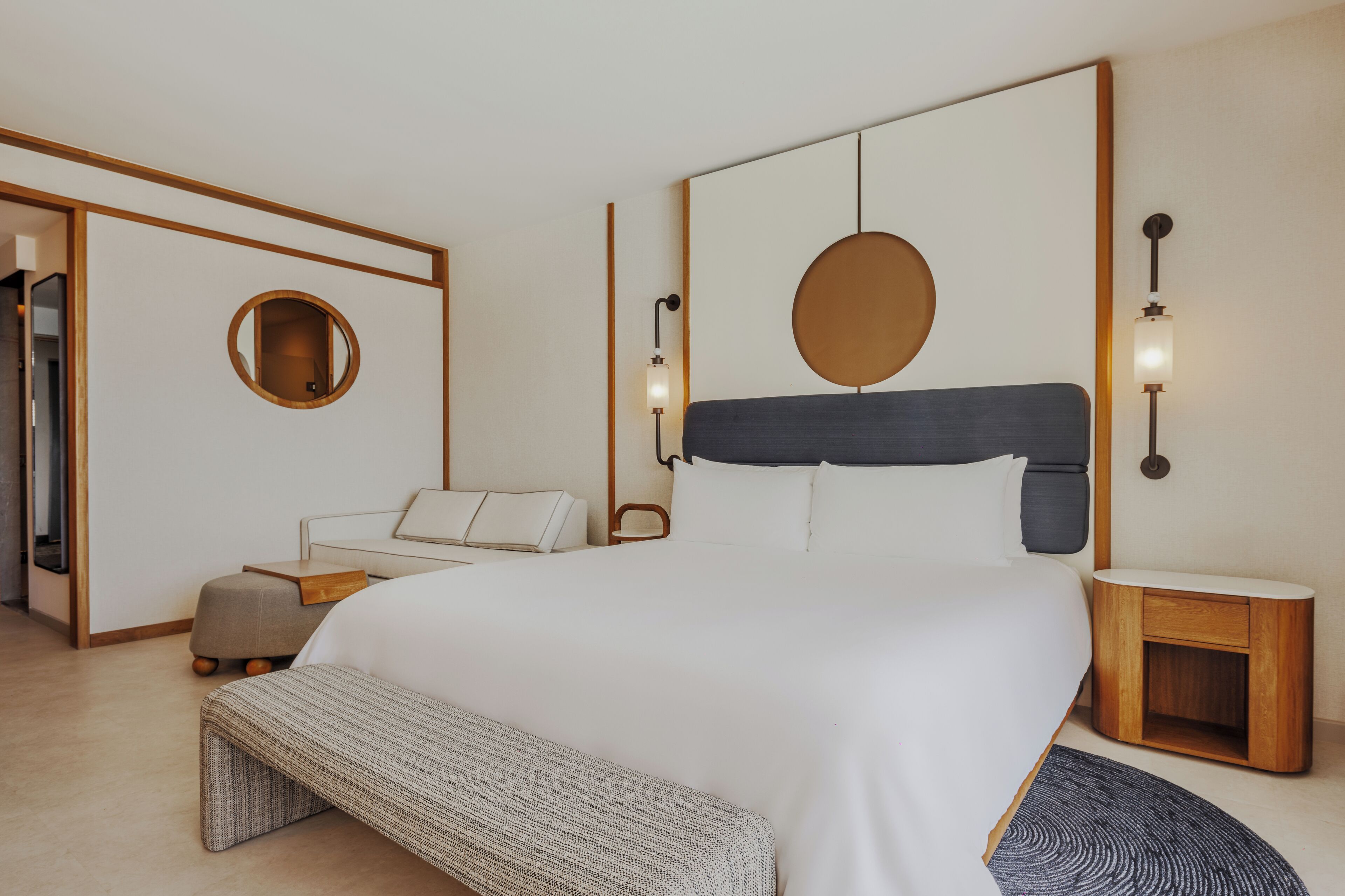 Gratis produkter i minibar, värdeförvaringsskåp på rummet och skrivbord