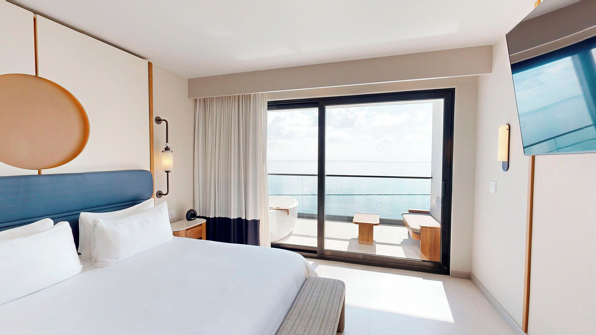 Ilmaiset minibaarituotteet, tallelokero huoneessa, työpöytä