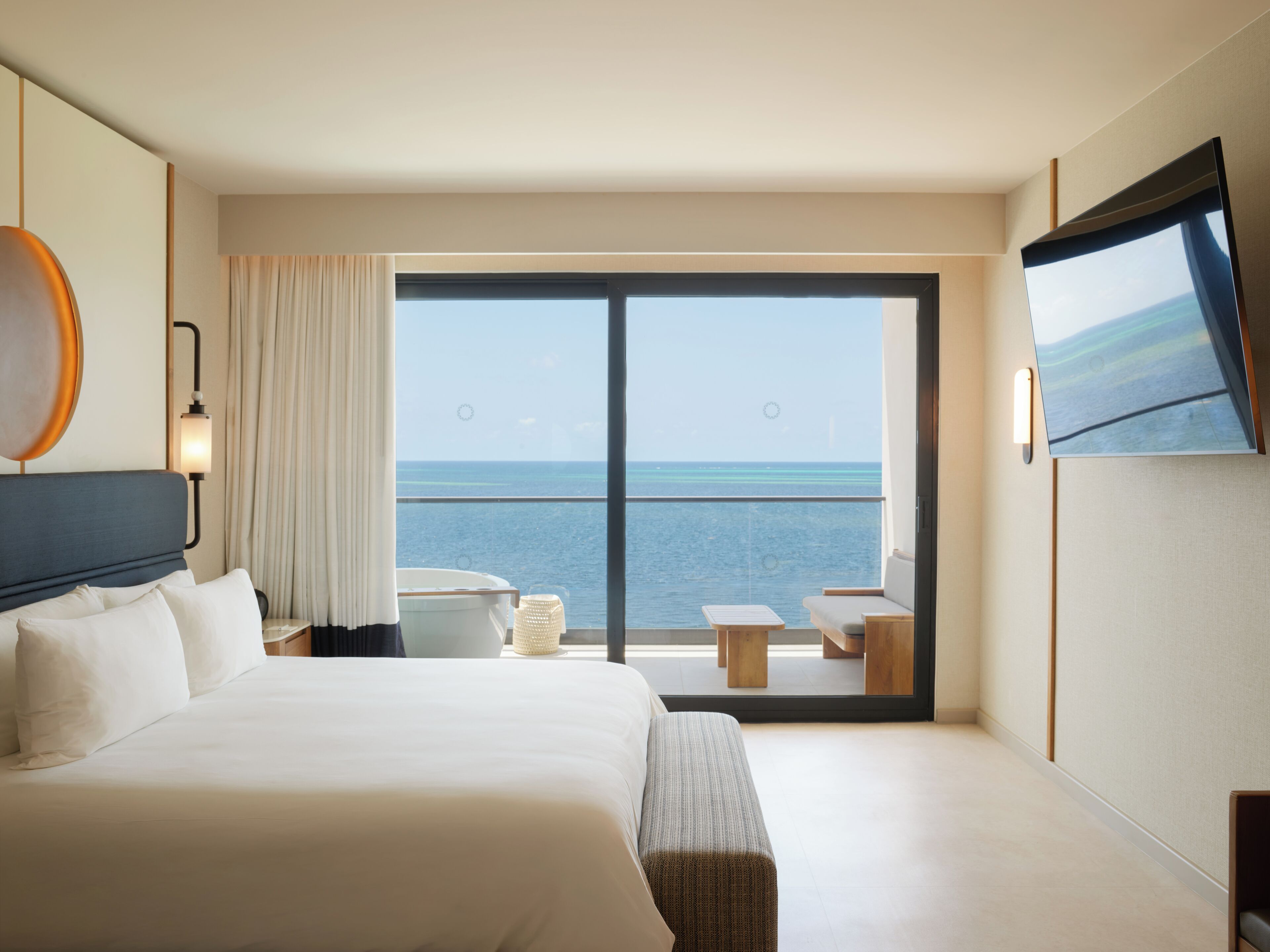 Habitació, 1 llit de matrimoni gran i sofà llit, primera línia de mar | Minibar gratuït, caixa forta a l'habitació i escriptori 