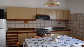 Kühlschrank, Ofen, Herdplatte, Kochgeschirr/Geschirr/Besteck