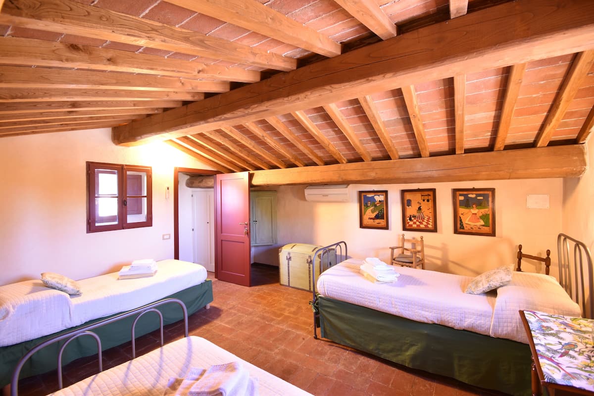 3 bedrooms, desk, iron/ironing board, free WiFi