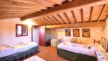 Comfort Apartment | 3 bedrooms, desk, iron/ironing board, free WiFi