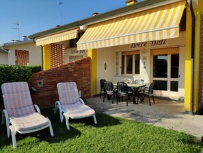 Outdoor dining - Bright villa in Caorle with private garden (Caorle)