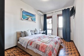 Habitación City | Espacio para trabajar con un portátil, wifi gratis, ropa de cama