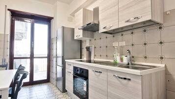 GroĂer KĂŒhlschrank, Mikrowelle, Ofen, Herdplatte