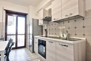 Grand réfrigérateur, micro-ondes, four, plaque de cuisson