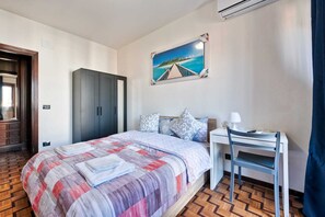 Habitación City | Espacio para trabajar con un portátil, wifi gratis, ropa de cama