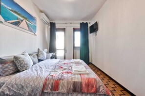 Habitación City | Espacio para trabajar con un portátil, wifi gratis, ropa de cama