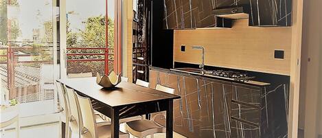 冷蔵庫、電子レンジ、オーブン、コンロ