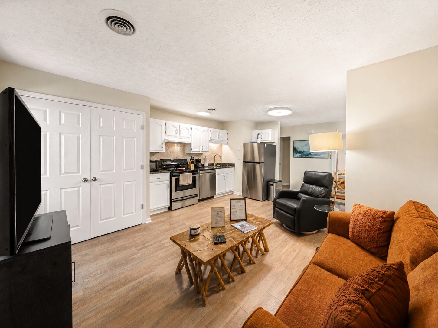 Un appartamento moderno con cucina, soggiorno e sala da pranzo.
