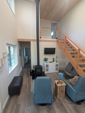 Shady Pines | Coin séjour | TV connectée, cheminée