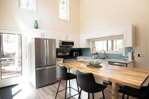 Shady Pines | Cuisine privée | Cafetière/bouilloire, chaise haute