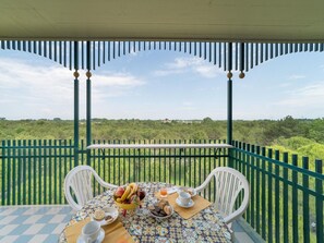 Outdoor dining - Vibrant apartment with balcony and shared pool by Beahost Rentals (Bibione)