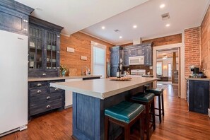 Fridge, microwave, oven, stovetop - Coral Cottage, 3BR House - Within Sight of the Beach (Galveston)