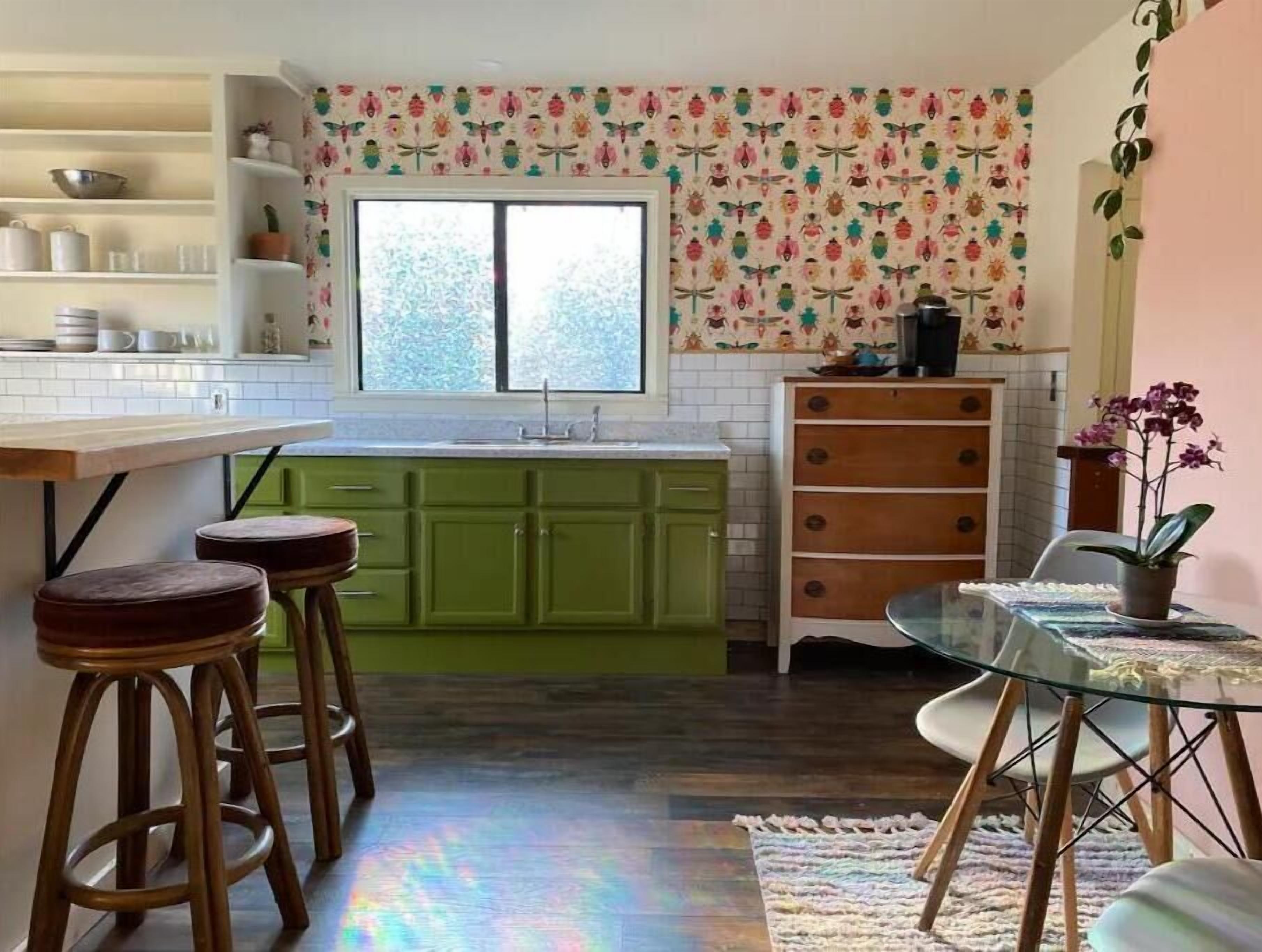 Bright studio w/yard and laundry, blocks to CPH