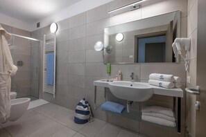 Shower, hair dryer, towels