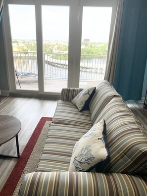 Living area - PCB SNOWBIRDS PARADISE/GOLF/5POOLS/SOME HEATED/STEPS TO BEACH (Panama City Beach)