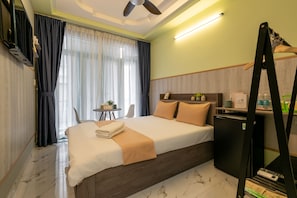 Suite estudio Deluxe | Ropa de cama de alta calidad, artículos del minibar gratis y escritorio 