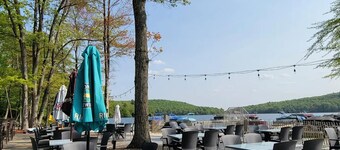 Pocono Retreat -1 Mile to Lake and Skiing