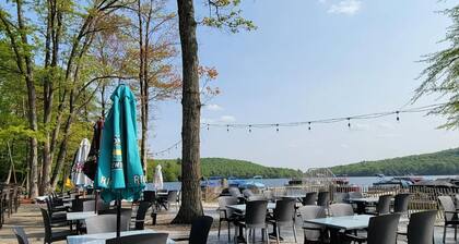 Pocono Retreat -1 Mile to Lake and Skiing