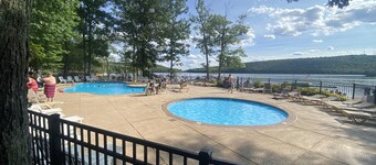 Pocono Retreat -1 Mile to Lake and Skiing