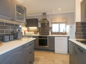Fridge, dishwasher, electric kettle, toaster - The Lodge at Wildersley Farm (Belper)