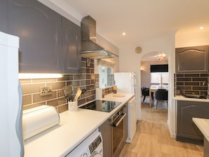Fridge, dishwasher, electric kettle, toaster - The Lodge at Wildersley Farm (Belper)