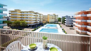 A balcony with a table, two bowls, and a pitcher. - Studio with huge shared pool (Bibione)