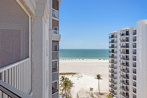 Property grounds - Gullwing Resort 1002- A beachfront condo with amazing beach and bay views (Fort MyersBeach)