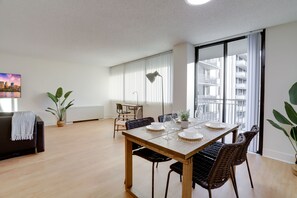 Business Apartment | In-room dining - Condo Steps Away from Crystal City Metro (Arlington)