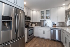 Kjøleskap, mikrobølgeovn, ovn og oppvaskmaskin