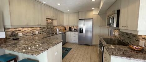 Réfrigérateur, four à micro-ondes, un four, lave-vaisselle