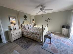 2 bedrooms, desk, iron/ironing board, WiFi - Traditional Gulf view 2bd/2Ba Condo (Sarasota)