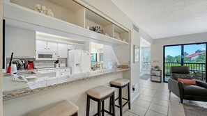 Coffee/tea maker, fridge, microwave, oven - 2 Bedroom Beach retreat (Sarasota)