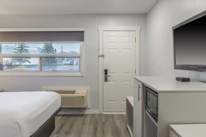 Deluxe Room, 1 Queen Bed, Non Smoking, Refrigerator & Microwave | Blackout drapes, soundproofing, iron/ironing board, free WiFi