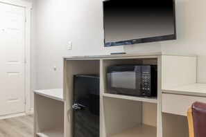 Kamar Deluks, 2 Tempat Tidur Queen, Bebas Asap Rokok, lemari es & microwave | 1 kamar tidur, tirai kedap cahaya, kedap suara, dan setrika/meja setrika