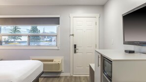 Deluxe Room, 1 Queen Bed, Non Smoking, Refrigerator & Microwave | Blackout drapes, soundproofing, iron/ironing board, free WiFi - Motel 6 – Cornwall, ON (Cornwall)