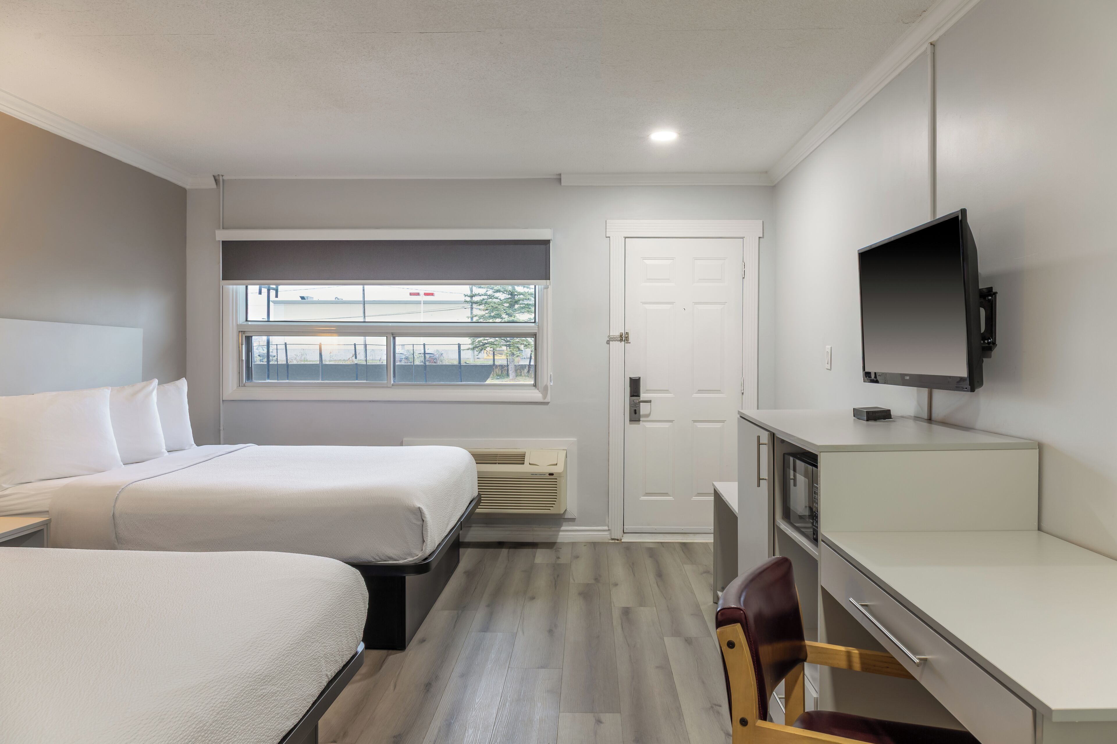 Habitación Deluxe, 2 camas Queen size, para no fumadores, refrigerador y microondas | Cortinas blackout, insonorización y tabla de planchar con plancha 