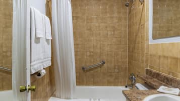 Toallas, jabón, shampoo, papel de baño