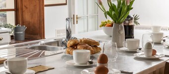 The Old Farmhouse - sleeps 6 guests in 3 bedrooms