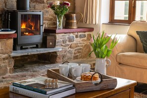 スマートテレビ、暖炉、DVD プレーヤー、テーブルサッカー台