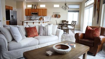 Smart-tv, eldstad, böcker och datorskärmar