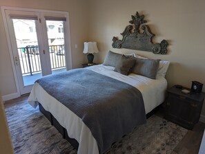 4 bedrooms, desk, iron/ironing board, travel cot - Luxury Lakefront Escape with Stunning Views at Sparks Marina (Sparks)