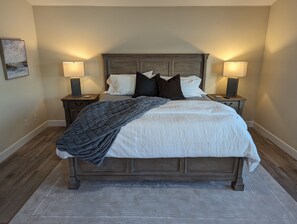4 chambres, bureau, fer et planche à repasser, lit de bébé portatif