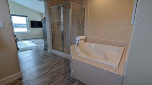 Douche, sèche-cheveux, serviettes fournies, savon